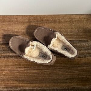 UGG ANSLEY Women size 6 excellent used condition suede